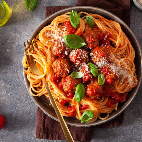 Vegane Hähnchenbällchen in Tomatensauce mit Spaghetti